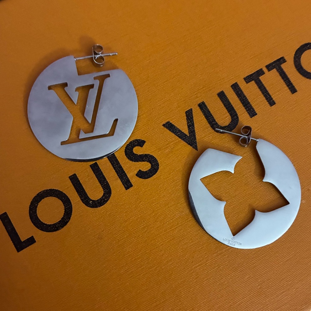 Gorgeous Silver Cutout LV Hoop Earrings❤️❤️😘